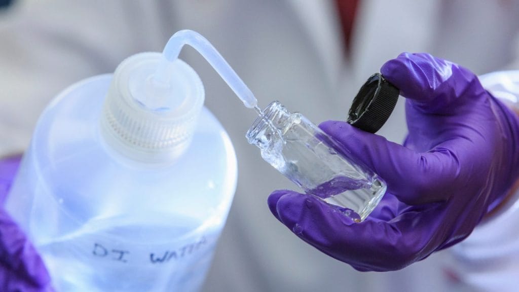 Agua Destilada: Usos Sorprendentes y Beneficios Clave 2 agua destilada usos sorprendentes y beneficios clave