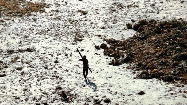 Sentineleses: DESCUBRE a la TRIBU más AISLADA del MUNDO 2 sentineleses descubre a la tribu mas aislada del mundo